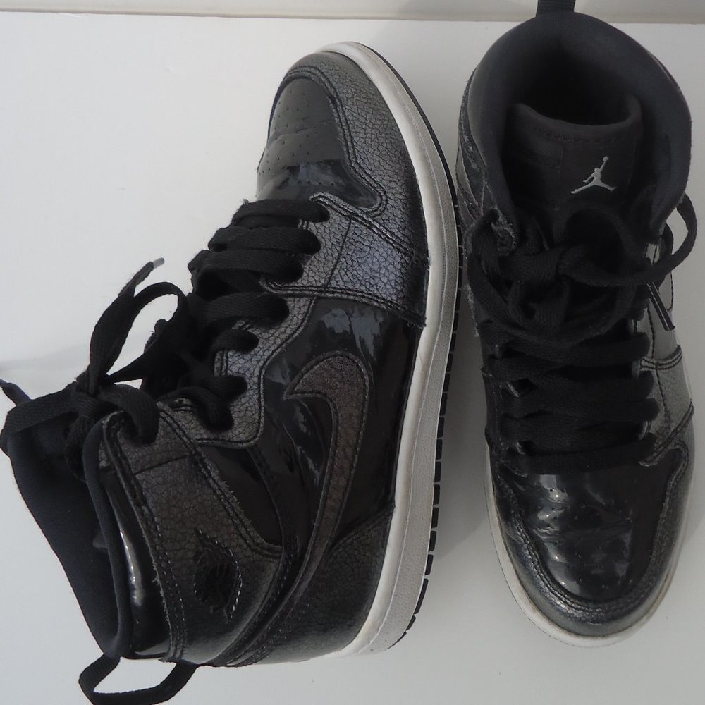 SIZE 3Y. NIKE AIR JORDAN 1 retro high  sneakers shoes.
